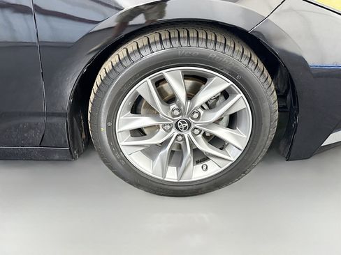 Used 2019 Toyota Avalon XLE w/ Moonroof Package image 32