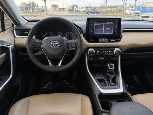 Used 2019 Toyota RAV4 XLE Premium image 16