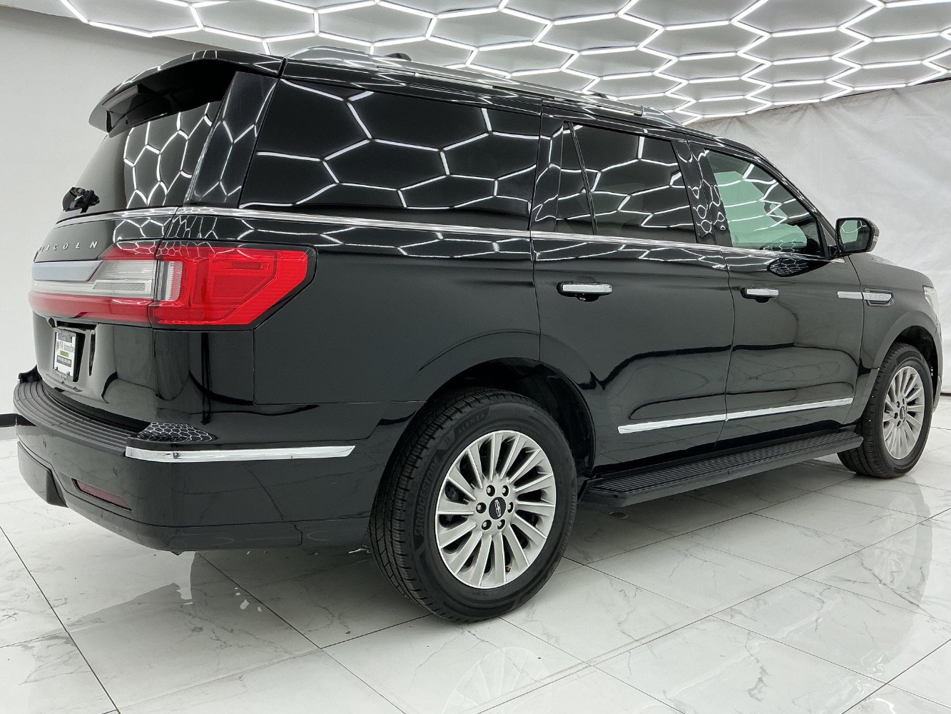 Used 2018 Lincoln Navigator Premiere RWD image 12