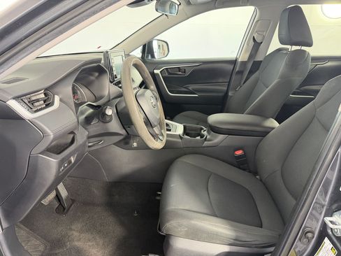 Used 2021 Toyota RAV4 LE FWD image 5