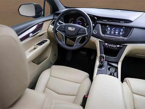 Used 2018 Cadillac XT5 Luxury w/ Driver Awareness Package image 23