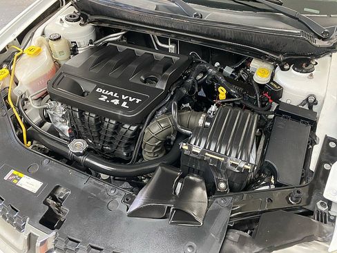 Used 2014 Dodge Avenger SE image 16