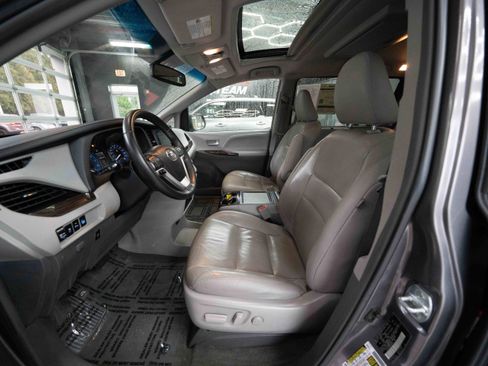 Used 2017 Toyota Sienna XLE Premium image 9