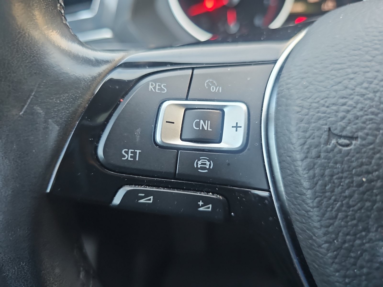 Used 2019 Volkswagen Tiguan SE w/ Panoramic Sunroof Package FWD image 25