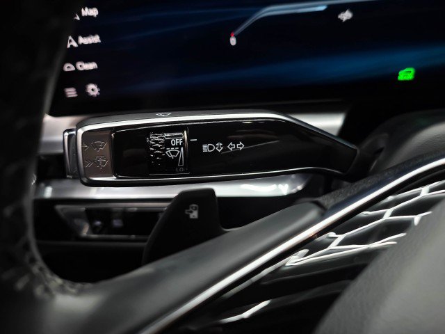 Used 2024 Cadillac Lyriq Luxury AWD/4WD image 23