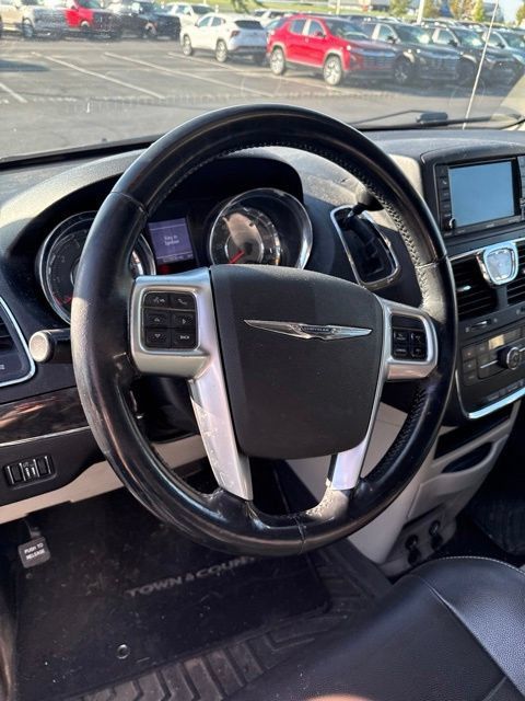 Used 2013 Chrysler Town & Country Touring FWD image 10