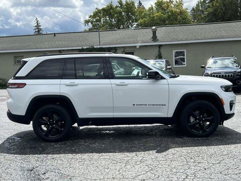 Used 2025 Jeep Grand Cherokee Limited w/ Luxury Tech Group II AWD/4WD image 47