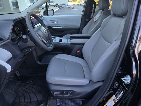 Certified 2026 Toyota Sienna XLE FWD image 16