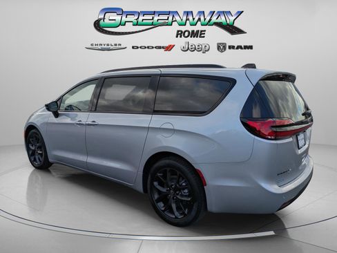 New 2026 Chrysler Pacifica Select image 4