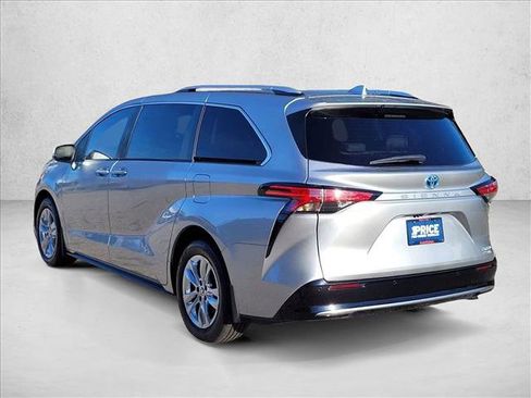 Used 2023 Toyota Sienna Limited image 8