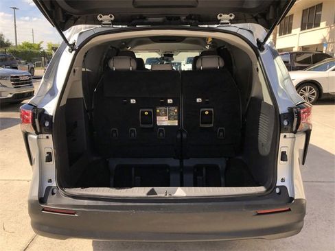 Used 2021 Toyota Sienna LE image 31