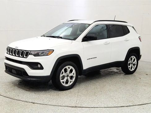 Used 2025 Jeep Compass Latitude image 3