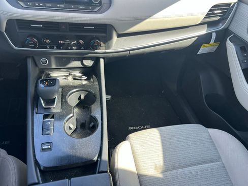 Used 2023 Nissan Rogue SV image 32