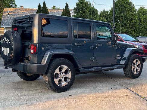 Used 2018 Jeep Wrangler Unlimited Sahara w/ Dual Top Group AWD/4WD image 3