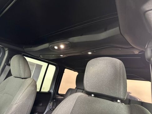 Used 2024 Jeep Wrangler Unlimited image 12