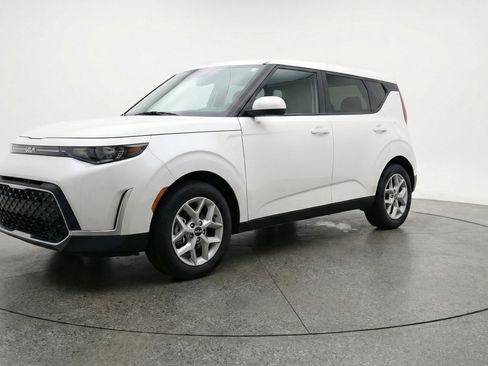 Used 2025 Kia Soul LX w/ LX Technology Package FWD image 3