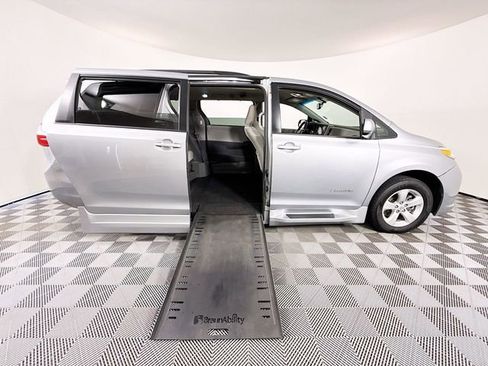 Used 2017 Toyota Sienna LE image 27