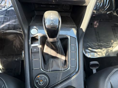 Used 2022 Volkswagen Tiguan SE w/ Panoramic Sunroof Package image 16
