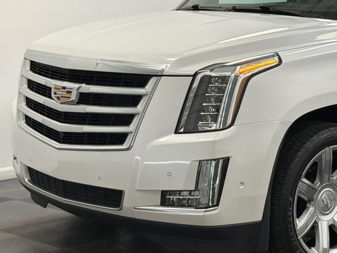 Used 2018 Cadillac Escalade Luxury RWD image 2