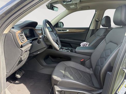 Used 2024 Volkswagen Atlas SE AWD/4WD image 2