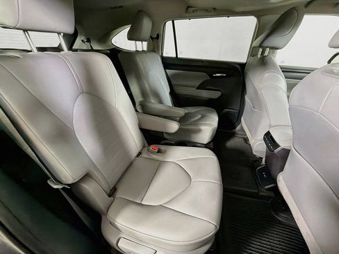 Used 2020 Toyota Highlander XLE AWD/4WD image 25
