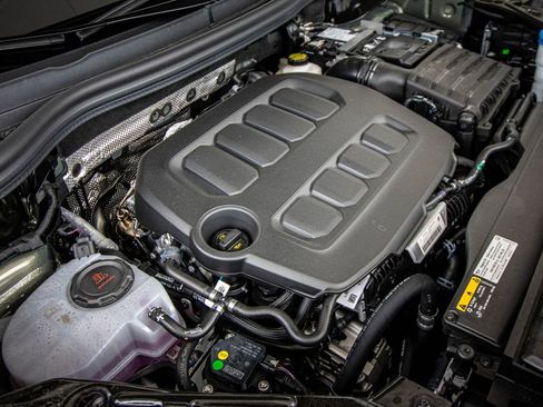 New 2026 Volkswagen Tiguan SE R-Line FWD image 10