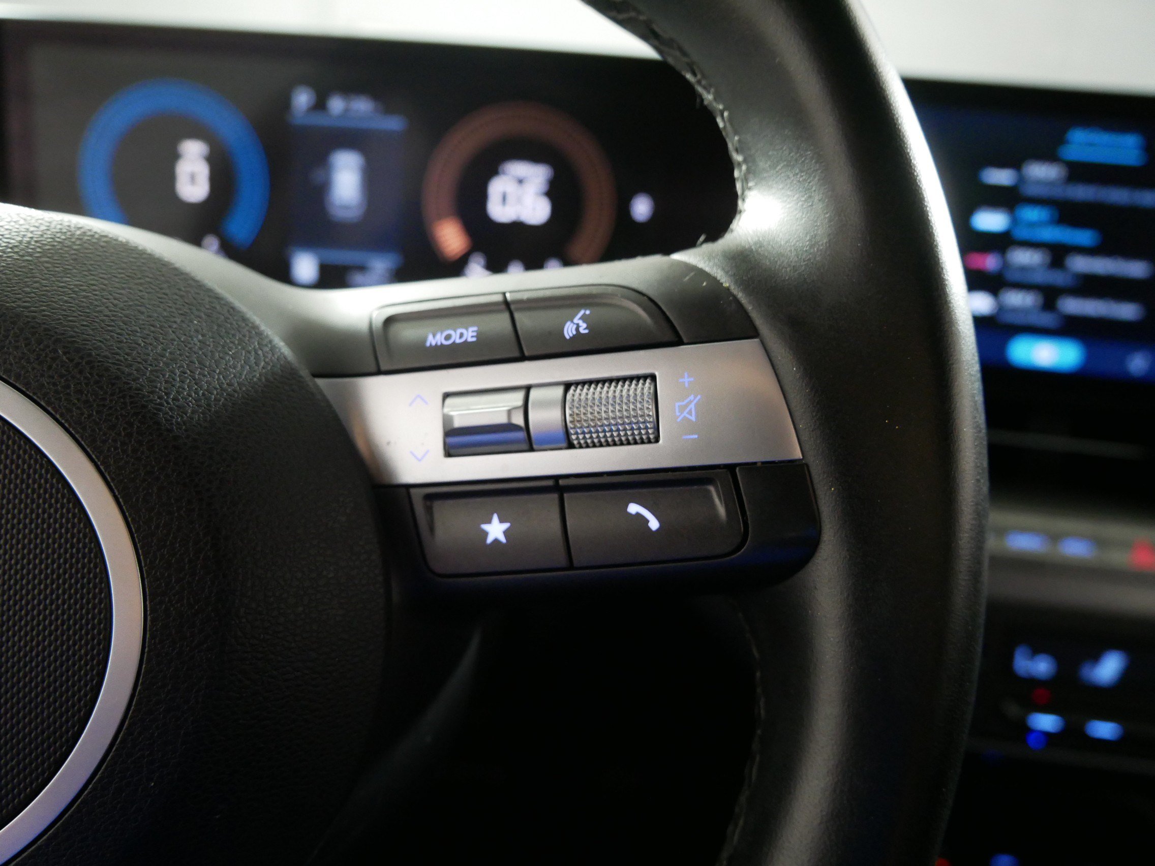 Certified 2025 Hyundai Kona SEL AWD/4WD image 28