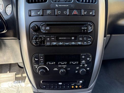 Used 2006 Chrysler Town & Country Touring image 53