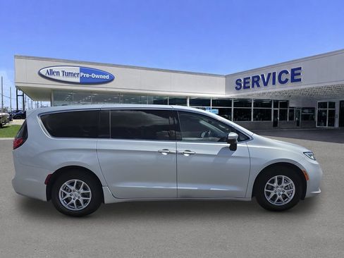 Used 2023 Chrysler Pacifica Touring-L FWD image 9