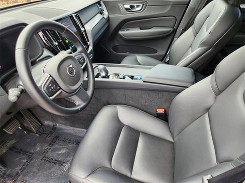 Used 2025 Volvo XC60 B5 Core image 4