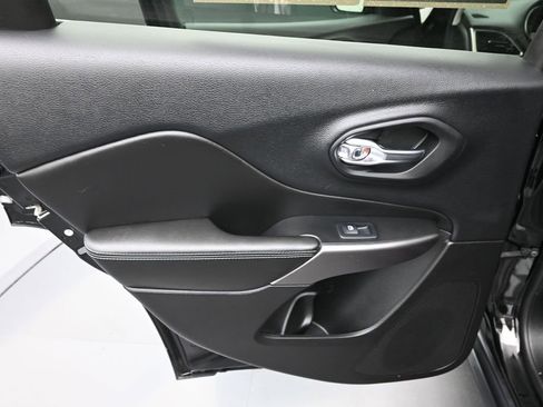 Used 2019 Jeep Cherokee Latitude w/ Popular Appearance Group FWD image 23