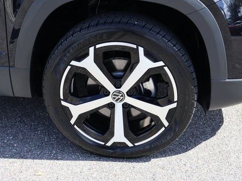Certified 2025 Volkswagen Taos SEL image 9