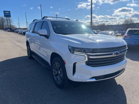 Used 2022 Chevrolet Suburban LT image 2