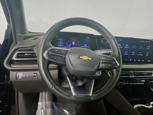 Used 2025 Chevrolet Traverse LT FWD image 13