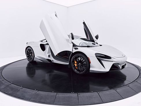 Used 2023 McLaren Artura RWD image 27
