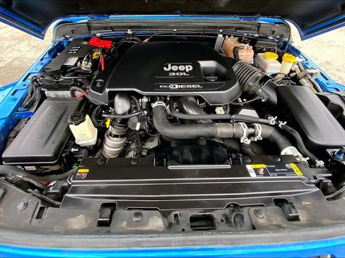 Used 2022 Jeep Wrangler Unlimited Sahara AWD/4WD image 31