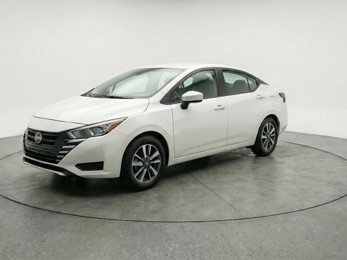 Used 2025 Nissan Versa SV image 3