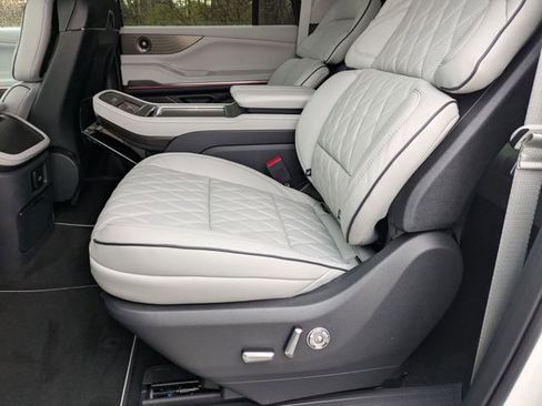 New 2026 Lincoln Navigator L Black Label AWD/4WD image 18