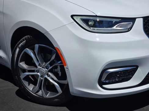 New 2026 Chrysler Pacifica Pinnacle w/ Trailer Tow Group FWD image 3
