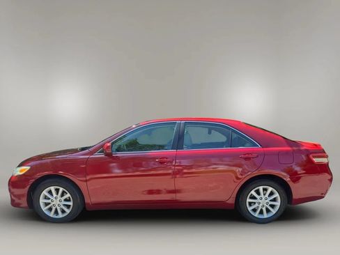 Used 2011 Toyota Camry XLE w/ SE/XLE Extra-Value Pkg FWD image 4