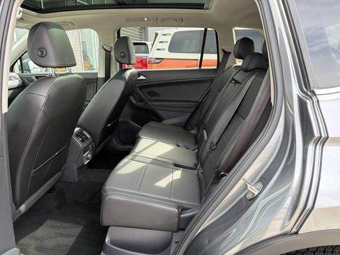 Used 2018 Volkswagen Tiguan SE w/ Panoramic Sunroof Package AWD/4WD image 12