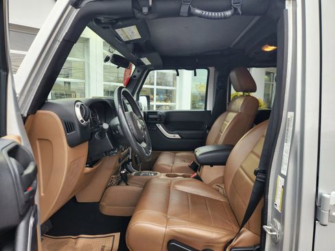 Used 2012 Jeep Wrangler Unlimited Sahara w/ Dual Top Group image 27