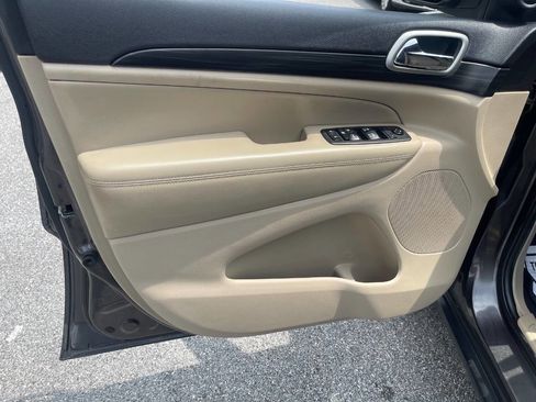 Used 2019 Jeep Grand Cherokee Laredo AWD/4WD image 11
