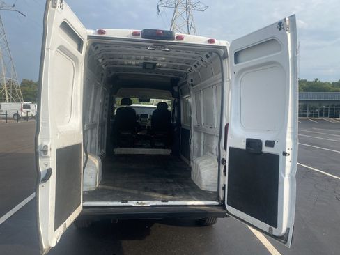 Used 2024 RAM ProMaster 2500 w/ Convenience Group FWD image 4