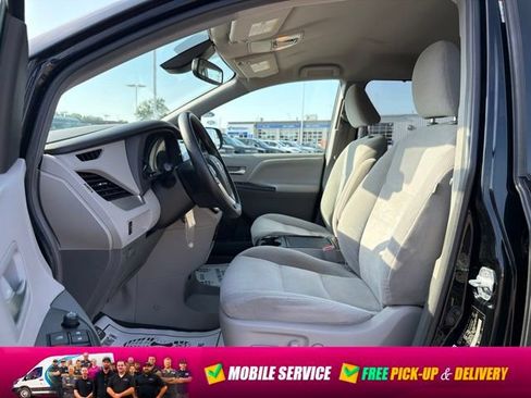 Used 2018 Toyota Sienna LE w/ Carpet Mat Package AWD/4WD image 21