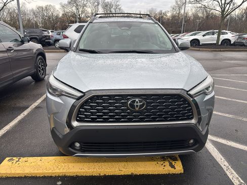 Used 2023 Toyota Corolla Cross XLE w/ Convenience Package image 2