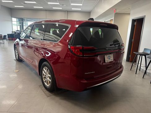 New 2027 Chrysler Pacifica Select w/ Family Tech Group FWD image 33
