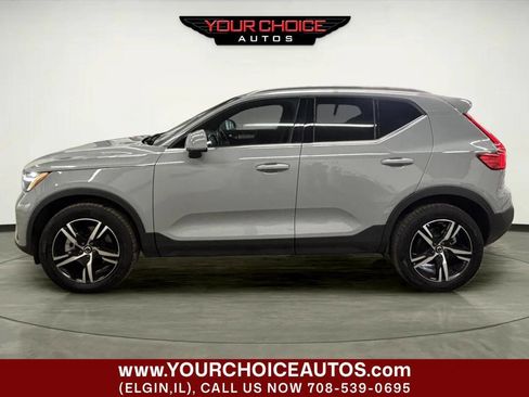 Used 2024 Volvo XC40 B5 Core image 2