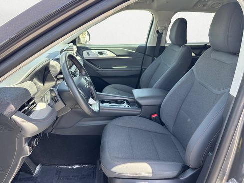 Used 2025 Ford Explorer Active RWD image 8