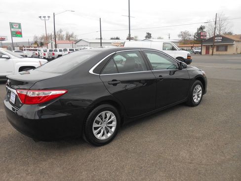 Used 2017 Toyota Camry LE FWD image 9